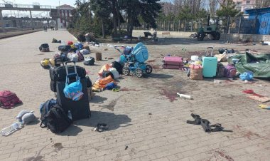 Ruslar, Ukrayna'da tren istasyonunu vurdu:  Onlarca sivil öldü!