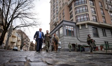 Johnson, Zelenskiy ile Kiev sokaklarını gezdi