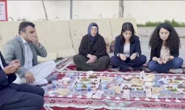 HDP heyeti Şenyaşar ailesiyle Urfa Adliyesi önünde oruç açtı
