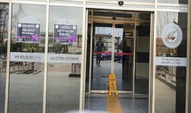 Van'daki hastanede üç dilde afiş var, Kürtçe yok