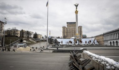 Kiev’de barikatlar kaldırılıyor