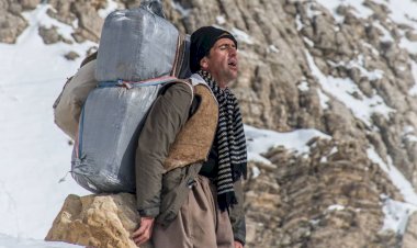 İran askerleri 3 Kürt kolberi öldürdü, 20’sini yaraladı