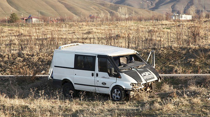 Bitlis'te minibüs takla attı: 4 ölü, 25 yaralı