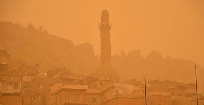 Şırnak Valiliği vatandaşları toz taşınımına karşı uyardı: Dışarı çıkmayın!