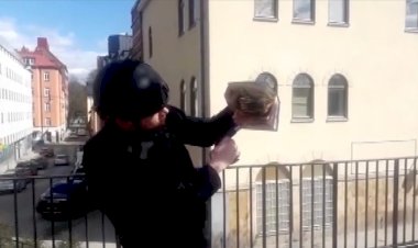 Irkçı politikacı Paludan, İsveç'te cami önünde Kur'an-ı Kerim yaktı