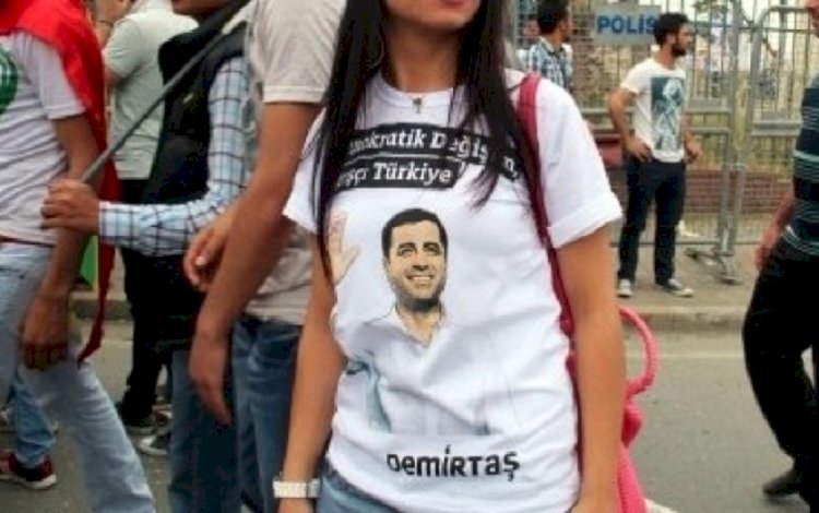 Demirtaş tişörtü giyen çocuk ve annesi gözaltına alındı!