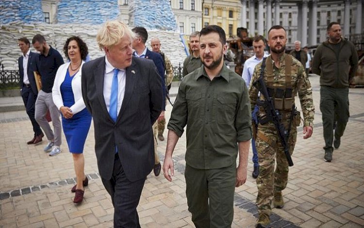 Boris Johnson: Ülkesinden ayrılması gerekirse Zelenskiy'i ağırlamaktan onur duyarız