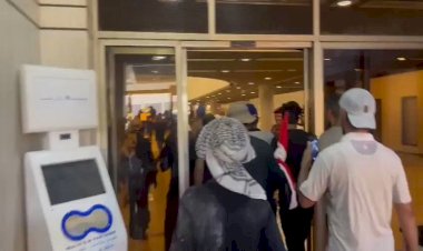 Göstericiler Irak Parlamentosu’na girdi