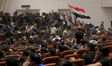 Irak'ta Sadr destekçilerinin mecliste oturma eylemi 2’nci gününde
