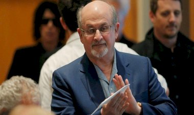 Bıçaklı saldırıya uğrayan Salman Ruşdi konuşamıyor, bir gözünü kaybedebilir