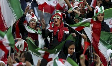 İran'da ilk kez Süper Lig maçında tribünler kadınlara açıldı