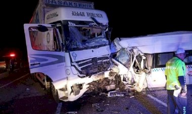 Sivas’ta minibüs ile yük kamyonu çarpıştı: 8 ölü, 9 yaralı