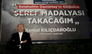 Kılıçdaroğlu, kendisini hedef gösteren afişin önünde poz verdi