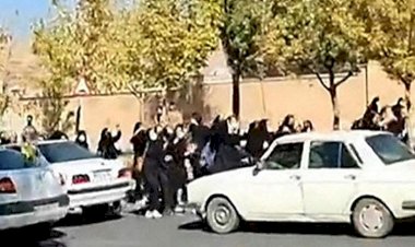 İran'da lise öğrencileri de eylemlere katıldı: 'Mollalar yok olmalı'