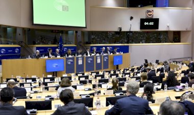 AB Komisyonu Türkiye'ye sert eleştiriler yöneltti