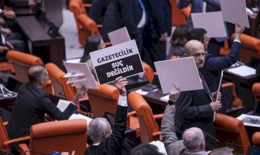 Türkiye'de sansür yasası Meclisten geçti: 1 yıldan 3 yıla kadar hapis cezası verilecek