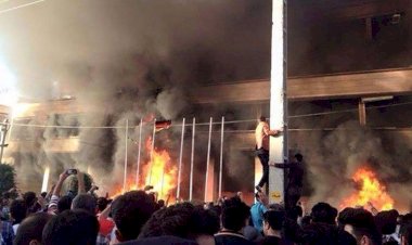 Mahabad’da göstericiler birçok devlet kurumunu ateşe verdi