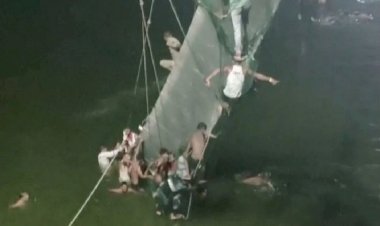 Hindistan'da asma köprü çöktü:  en az 132 ölü