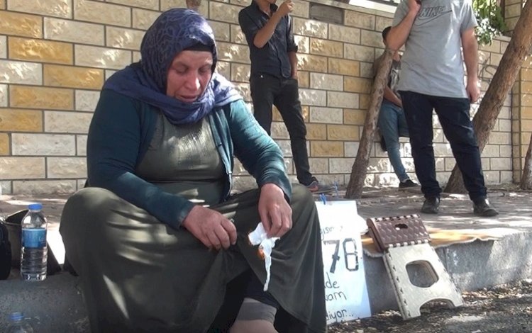 Eşi ve iki oğlu öldürülen Emine Şenyaşar kendini yakmak istedi