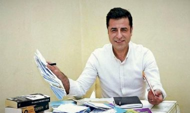 Selahattin Demirtaş, Twitter'da 4 soruluk anket paylaştı