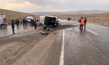 Sivas'ta göçmenleri taşıyan otobüs devrildi: 2 ölü, 30 yaralı