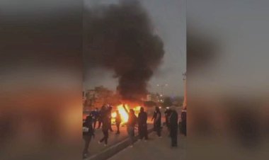 Rojhilat'ta göstericiler Devrim Muhafızlarına ait karakolu ateş verdi