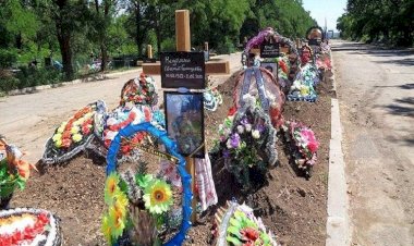 Putin’in Ukrayna’daki kaybı büyüyor: Yüzlerce Rus askeri yol kenarına gömüldü