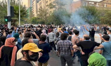 İranlı yazarlardan Rojhılatlı göstericilere destek