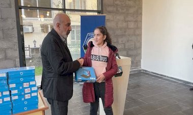 Diyarbakır'da Kürtçeyi seçen 120 öğrenciye tablet