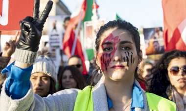 İranlı akademisyenlerden çağrı: 'Polisin kampüse girmesini engelleyin'