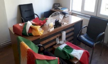 Diyarbakır'da PAK, Azadi, PSK binalarına 'Kürdistan Bayrağı' baskını