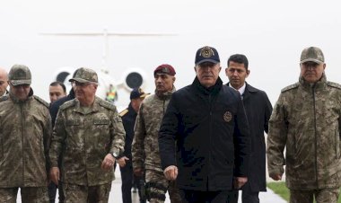 Hulusi Akar ve TSK komutası Suriye sınırında