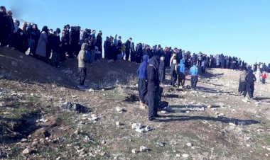 İran polisi anma için mezarlıkta toplanan göstericilere ateş açtı