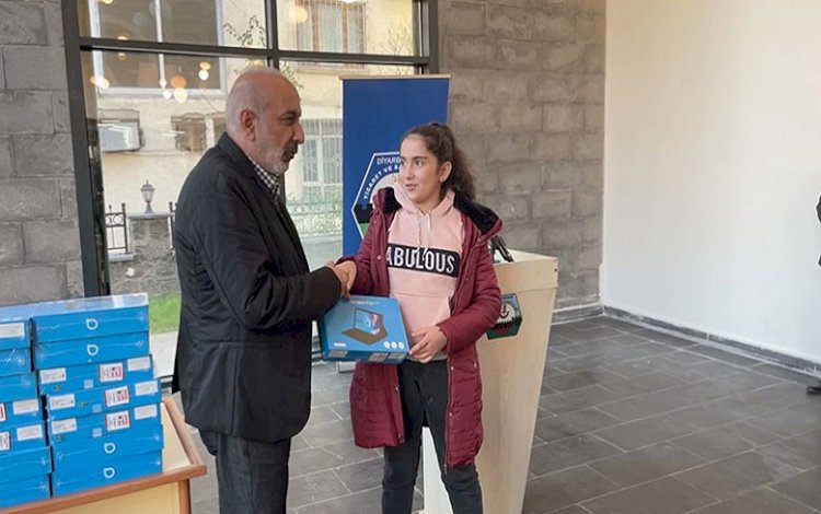 Diyarbakır'da Kürtçeyi seçen 120 öğrenciye tablet