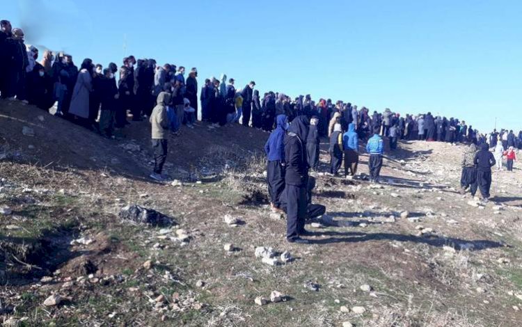 İran polisi anma için mezarlıkta toplanan göstericilere ateş açtı