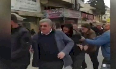 Suriye muhalefeti başkanı Azez'deki gösteride saldırıya uğradı