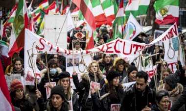 Fransa'da binlerce kişi İran'daki göstericilere destek için yürüdü