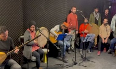 Hevra grubunun iki üyesi Kürtçe söylediği için gözaltına alındı