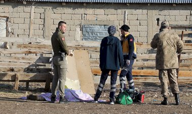 Ağrı’da bir evin önünde silahla vurulmuş 3 kişinin cesedi bulundu