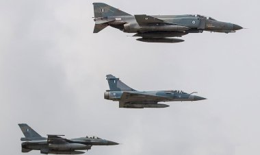 Yunanistan'a ait savaş uçağı denize düştü