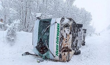 Bingöl’de yolcu otobüsü devrildi: 12 yaralı