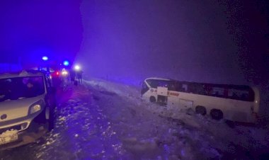 Diyarbakır'da yolcu otobüsü devrildi: 4'ü ağır 30 yaralı