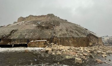 Depremde tarihi Antep Kalesi yıkıldı