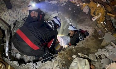 Van'dan giden ekipler enkaz altından 9 kişiyi kurtardı