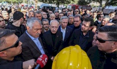 CHP lideri Kemal Kılıçdaroğlu, belediye başkanlarıyla beraber deprem bölgesinde