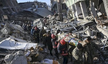 Depremlerde hayatını kaybedenlerin sayısı 21 bin 43'e yükseldi