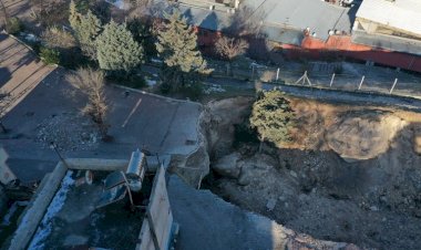 Antep'te depremin etkisiyle devasa çukur oluştu