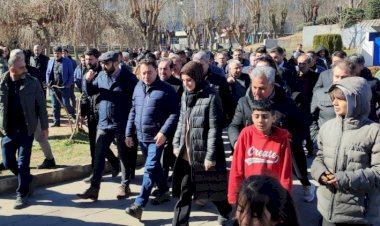 DEVA lideri Babacan Diyarbakır'da depremzedeleri ziyaret etti