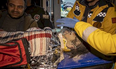 Enkaz altında kalan kadın, depremin 258'inci saatinde kurtarıldı