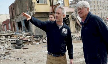 Deprem bölgelerini gezen İngiliz bakan Mitchell : Kesinlikle dehşet verici